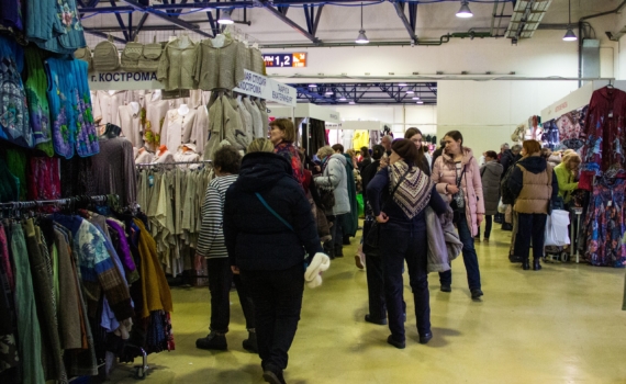 Пуховики с поясом для идеальной фигуры — универсальное решение этой зимы. Модницы оценят