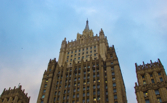 Эксперт: Консультации между Россией и США по мирному урегулированию продолжаются