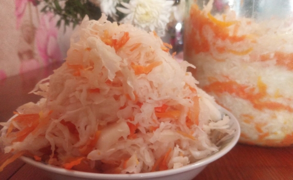 Хрустит до весны: проверенные признаки готовности и правила хранения квашеной капусты